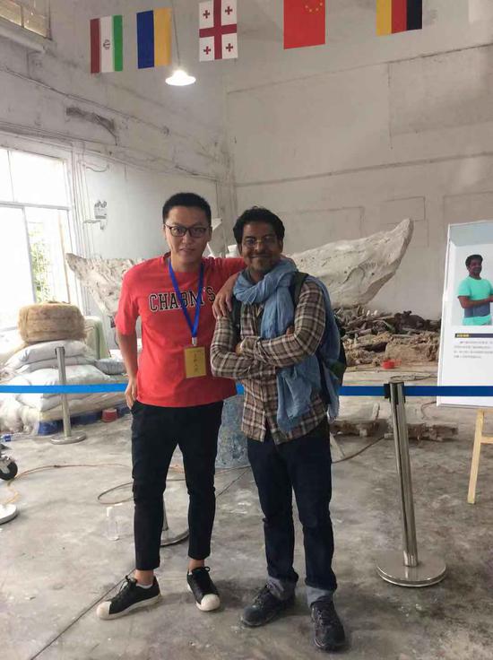 印度雕塑家chander parkash与工作人员合影