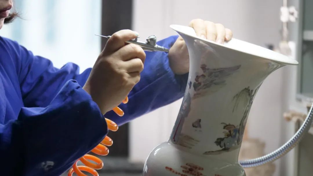 工作人员正在修复陶瓷