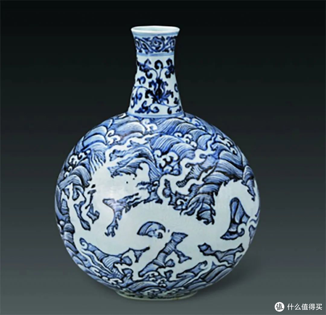 明永乐青花海水白龙纹扁壶，青花发色与元青花十分相似，国家博物馆藏 ©网络
