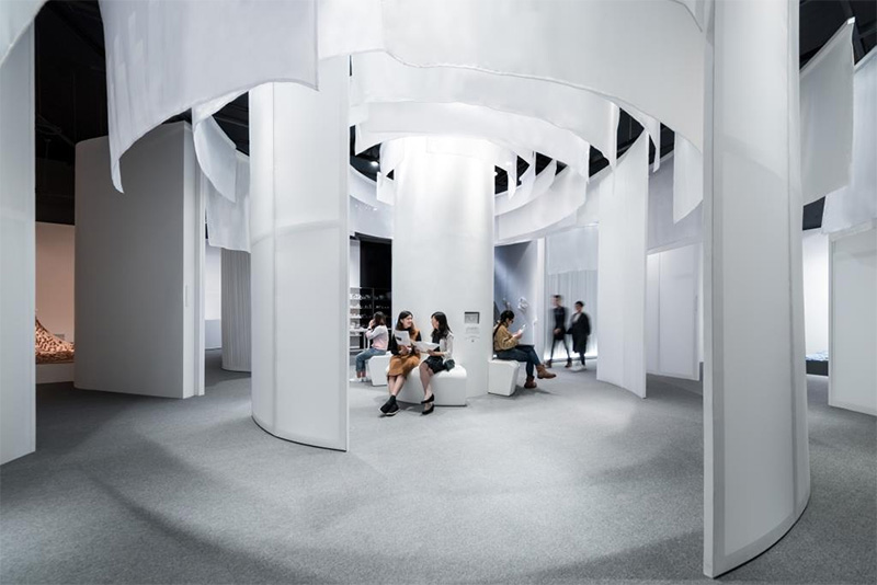 Inspired by the concept of Fujian earthen buildings, the circular-shaped exhibition space allows all the artists to be housed in the same gallery, while still having their own individual space.