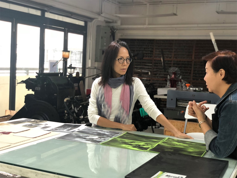 Fiona Wong exchanged ideas on printmaking techniques with Yung Sau-mui from the Hong Kong Open Printshop to resolve the difficulties encountered during the process of transferring printed images onto ceramics.