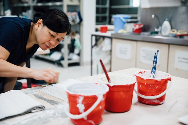 Using slip and real publications to create these delicate ceramic books, Annie Wan strived to inspire us all to question the meaning of contemporary ceramic art.