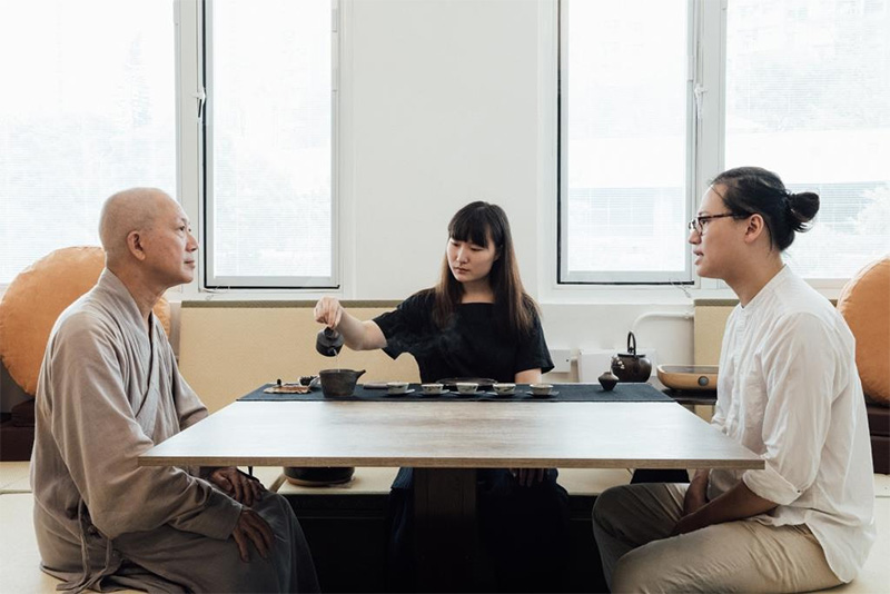 With the art of Living Zen as a starting point, Wy Lee and Ryan Hui discussed with Changlin Fashi how they could call attention to the little details of everyday life through the ceramic bowls they created.