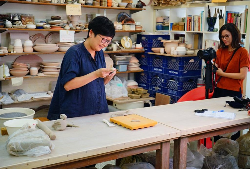 Media artist Elaine Wong presents the creative process through her video work. She is documenting how Yokky Wong remakes her ceramic studio with clay.